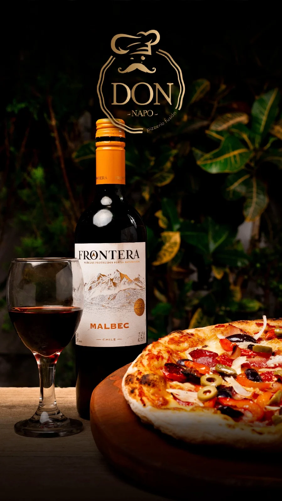 Pizza Don Napo con una copa de vino tinto